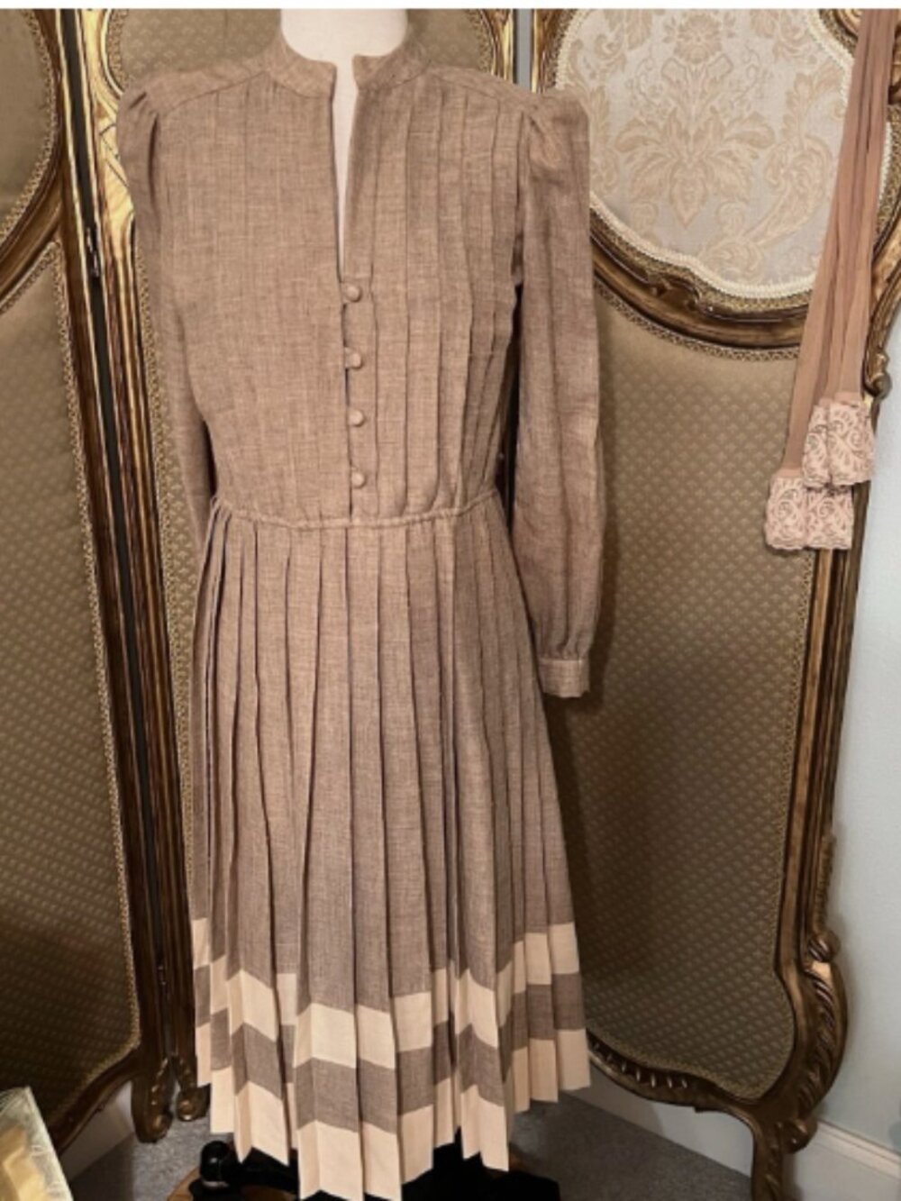 Plaza South. Sz 6. Vintage. 1970's. Tan. Contrast Pleated. Long Sleeve. WTC